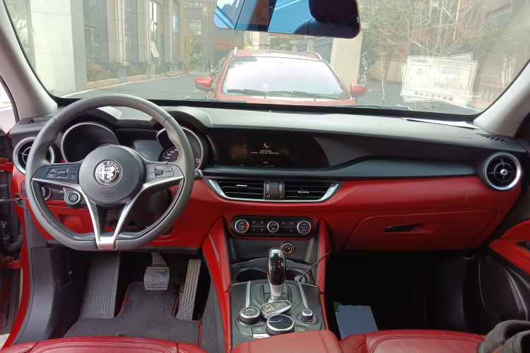 阿尔法·罗密欧 Stelvio斯坦维 2017款 2.0T 200HP 精英版中控内饰12