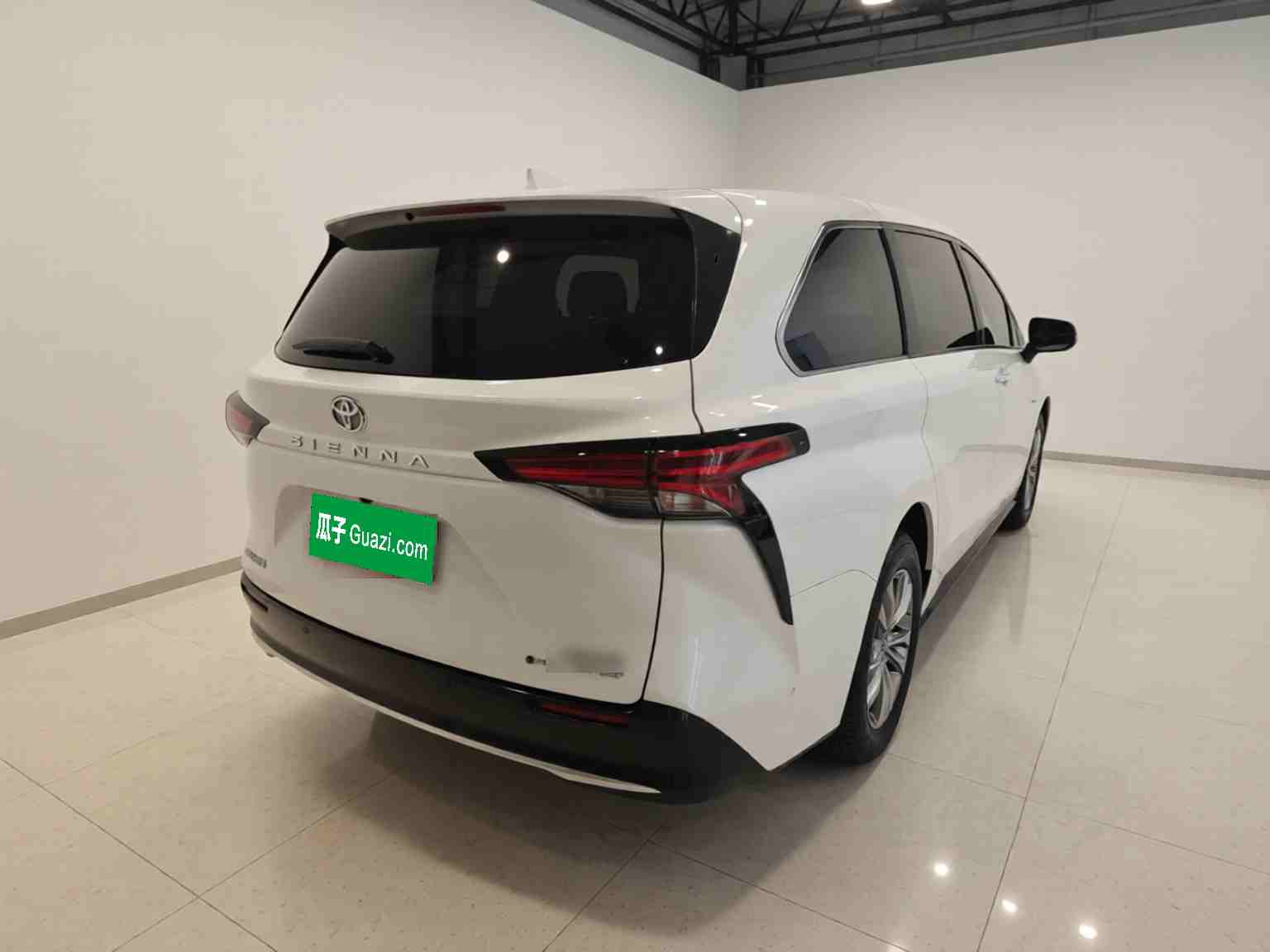 车辆右后45度外观展示