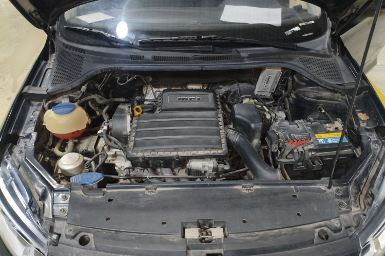 大众 桑塔纳 2021款 1.5L 手动风尚版机舱底盘24