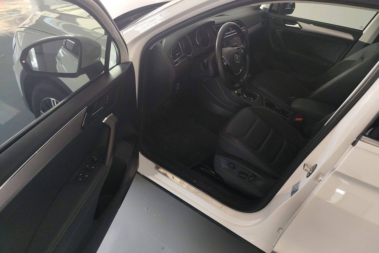 大众 途观L 2019款 330TSI 自动两驱全景舒适版 国VI中控内饰7002