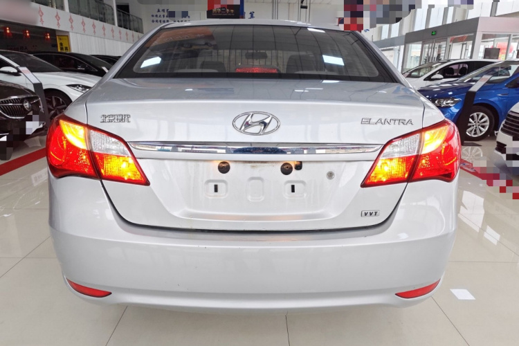 现代 悦动 2015款 1.6L 手动舒适型车身外观6