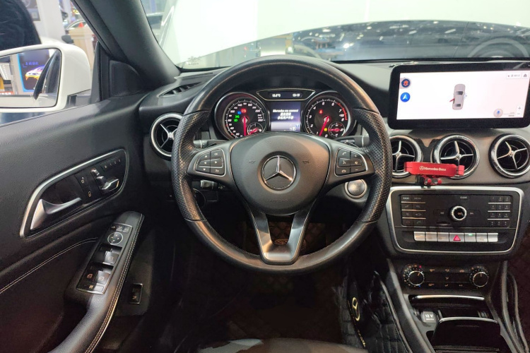 奔驰CLA 2019款 CLA 200 时尚型中控内饰13