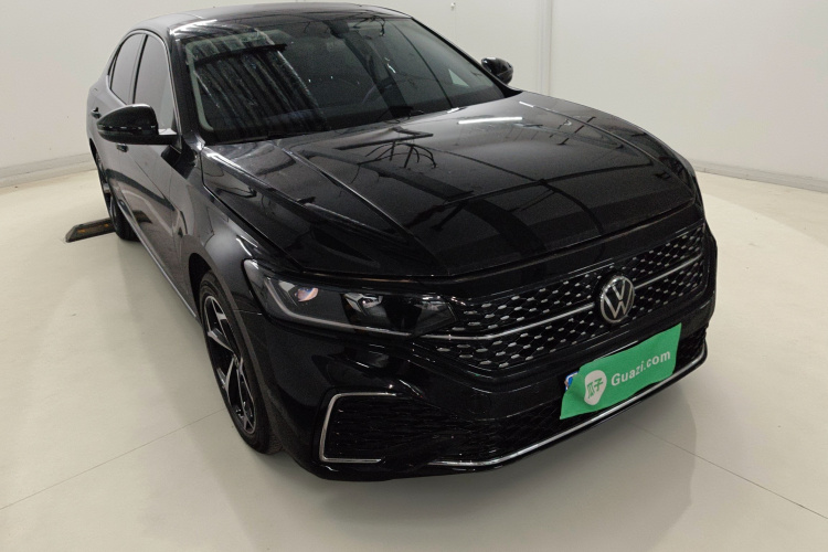 大众 帕萨特 2025款 出众款 330TSI 星空精英版车身外观3