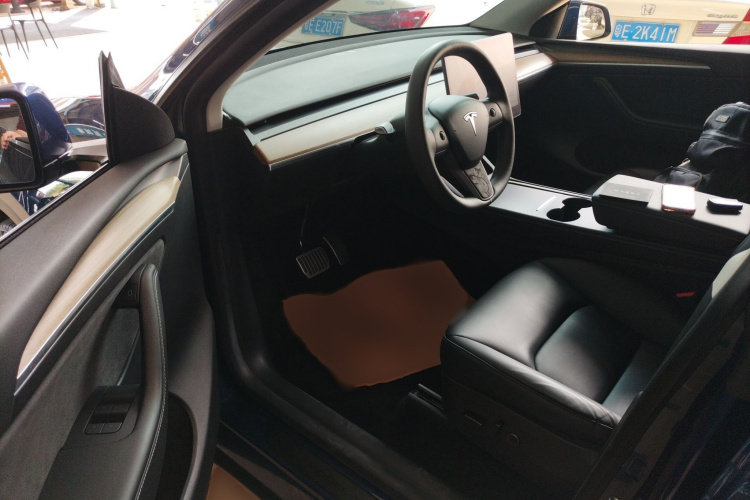 特斯拉 Model Y 2022款 改款 后轮驱动版中控内饰7003
