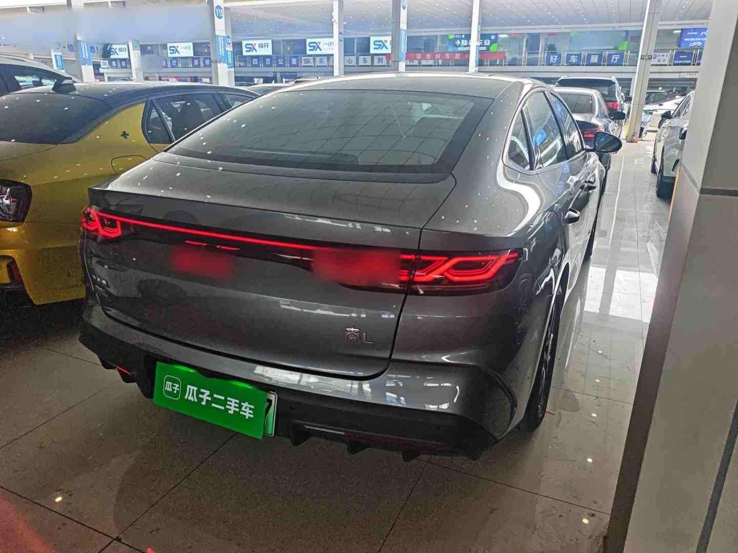 车辆右后45度外观展示