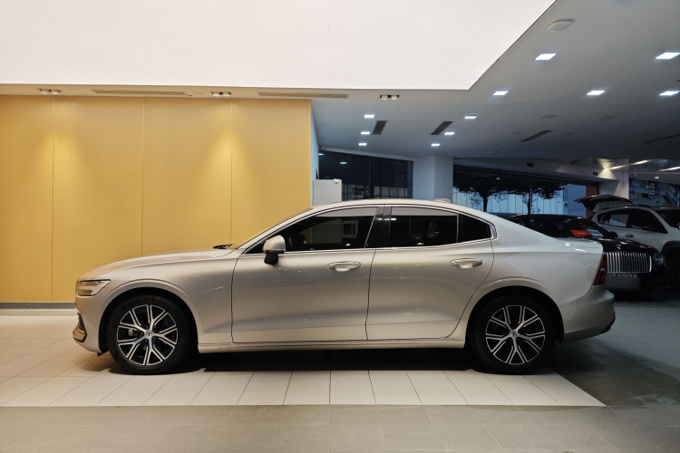 沃尔沃S60 2024款 B4 智逸豪华版车身外观6006