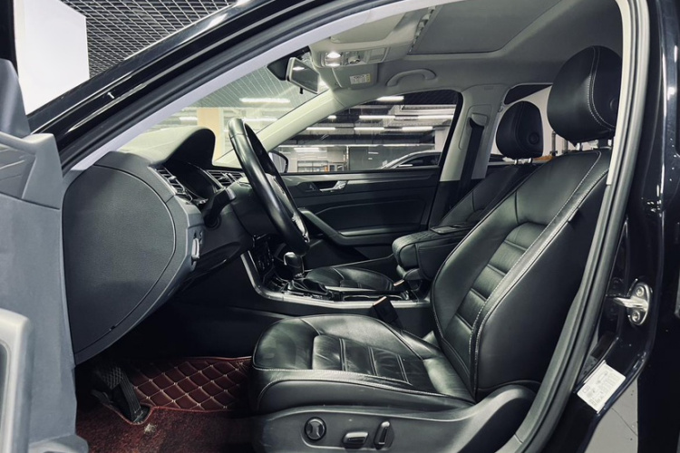 大众 帕萨特 2017款 330TSI DSG尊荣版中控内饰7004