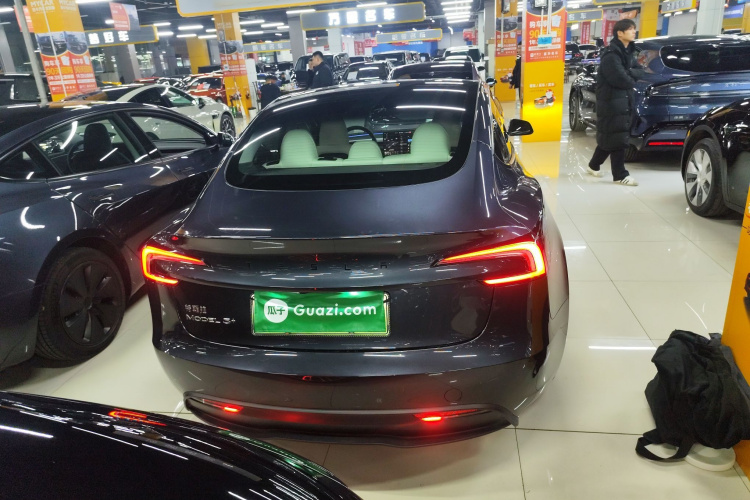 特斯拉 Model 3 2023款 长续航全轮驱动版车身外观6