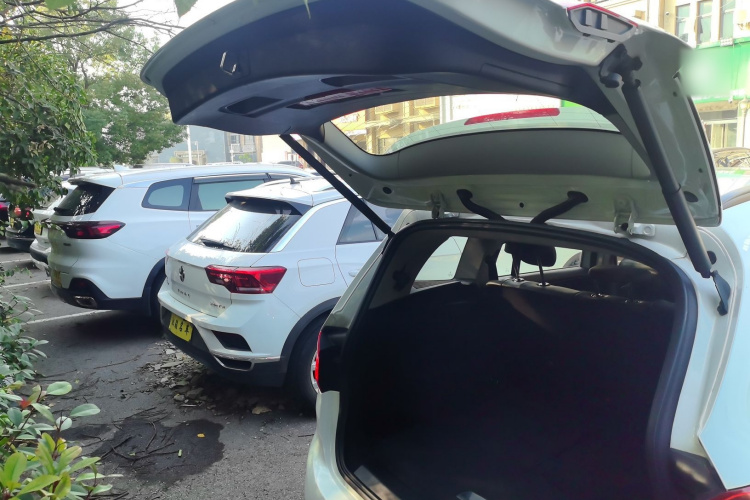 宝马2系旅行车(进口) 2015款 218i 运动设计套装机舱底盘23