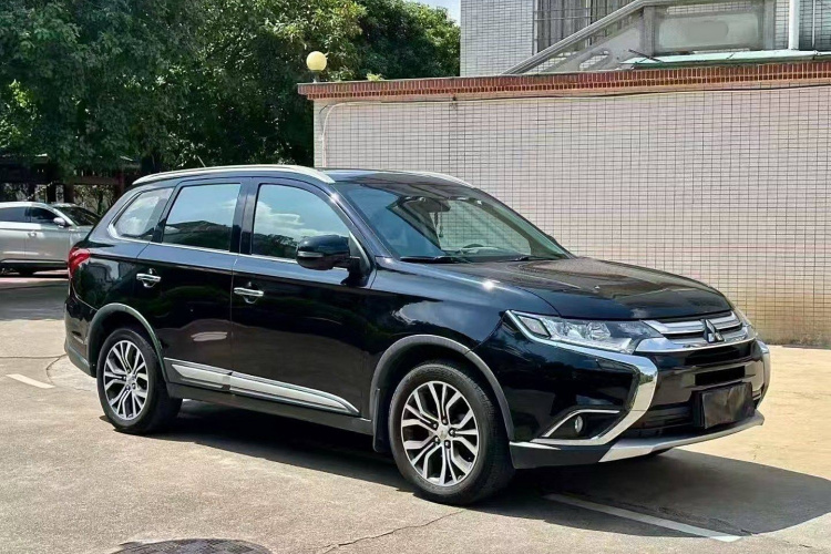三菱 欧蓝德 2016款 2.4L 四驱豪华版 7座车身外观6007