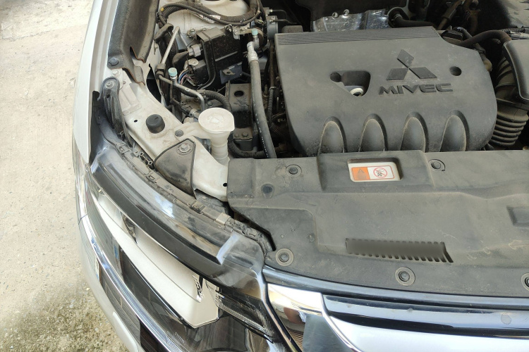 三菱 欧蓝德(进口) 2016款 2.4L 四驱精英版 5座局部细节9002