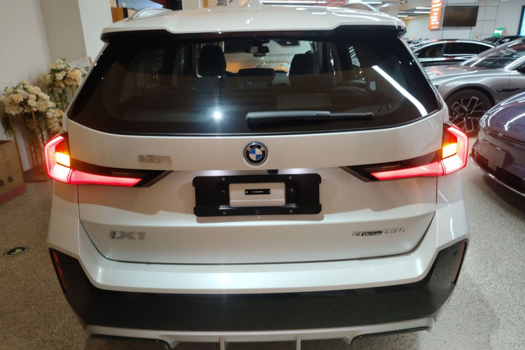 宝马iX1 2025款 eDrive25L M运动套装车身外观6