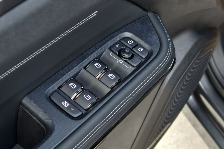 领克01 EM-P 2023款 1.5TD EM-P PM局部细节9004