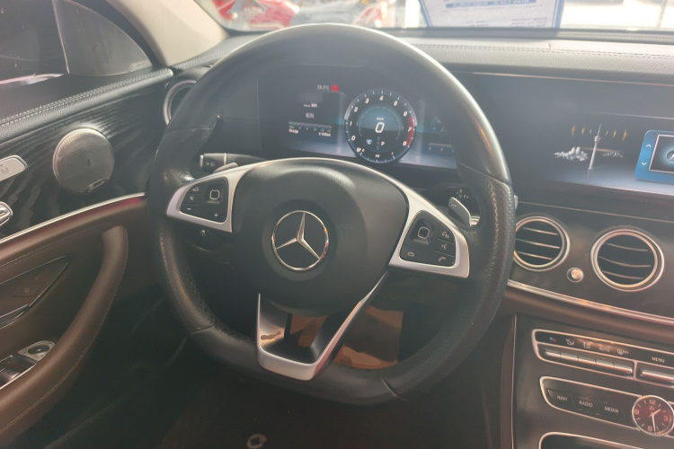 奔驰E级 2018款 改款 E 300 L 运动时尚型局部细节13