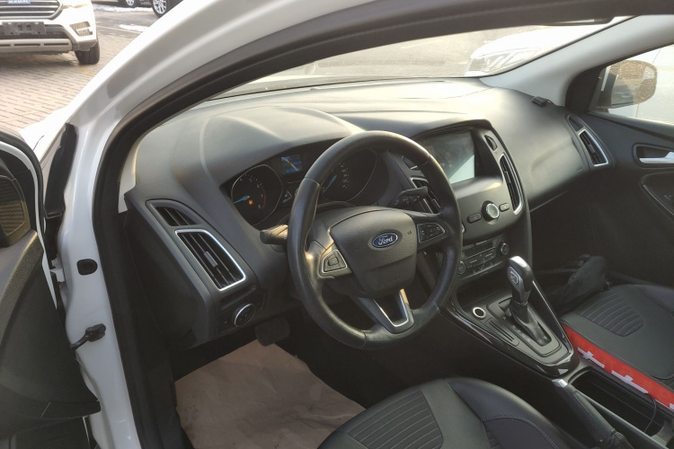 福特 福克斯 2015款 三厢 1.6L 自动风尚型中控内饰12