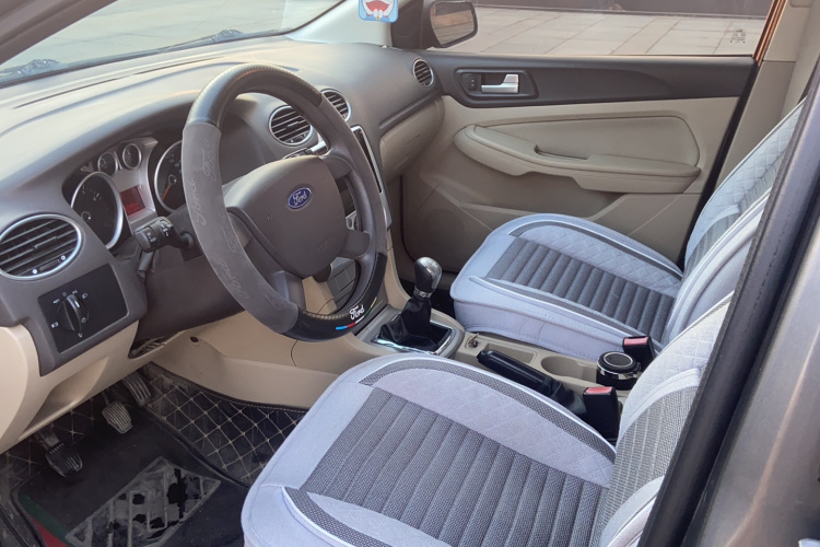 福特 福克斯 2013款 三厢经典 1.8L 手动基本型中控内饰7002