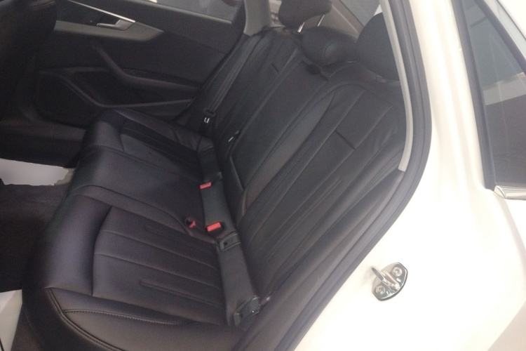 奥迪A4L 2017款 Plus 40 TFSI 进取型中控内饰7004