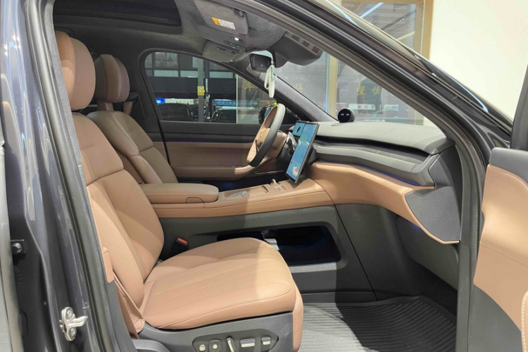 蔚来ES8 2024款 75kWh中控内饰7012