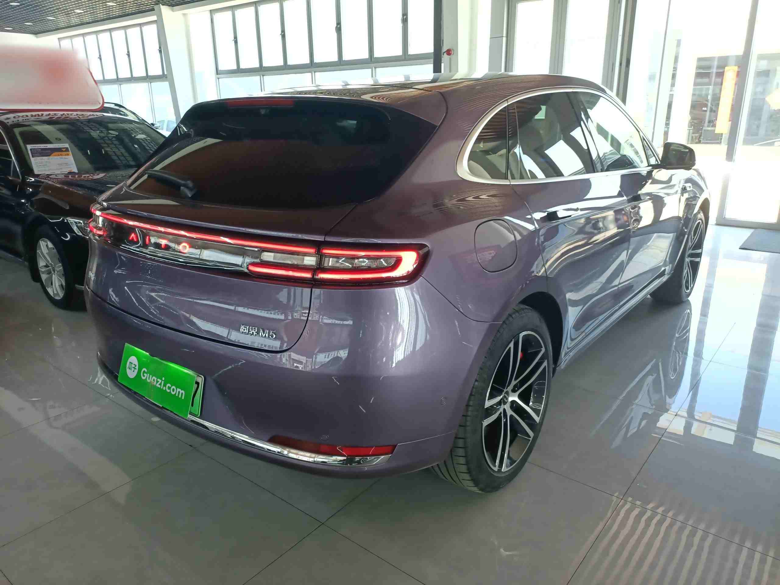 车辆右后45度外观展示