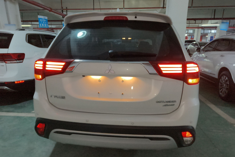 三菱 欧蓝德 2020款 2.4L 四驱致享版 7座车身外观6004