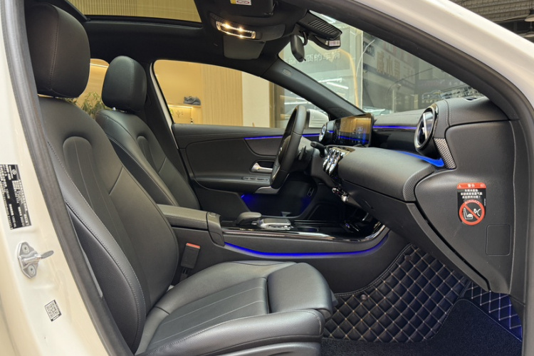 奔驰A级 2022款 A 200 L 运动轿车动感型中控内饰7010