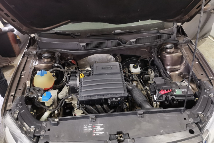 大众 朗行 2013款 1.6L 自动风尚型机舱底盘24