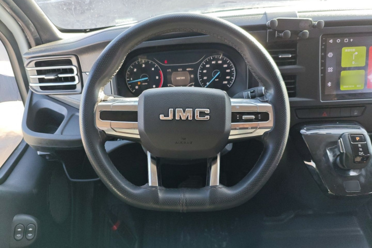 江铃福顺 2023款 2.0T 自动短轴中顶商运型多功能乘用车6座中控内饰13