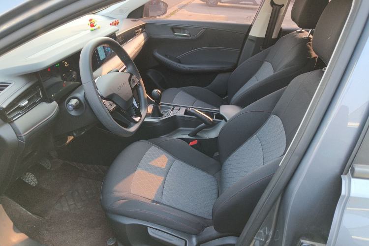 荣威i5 2023款 1.5L 手动舒享版中控内饰19