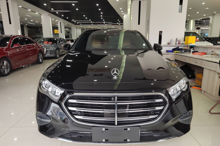 奔驰E级 2025款 改款 E 300 L 时尚型车身外观2