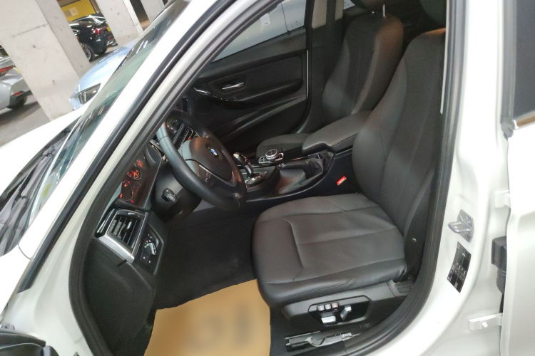 宝马3系 2016款 316i 时尚型局部细节19