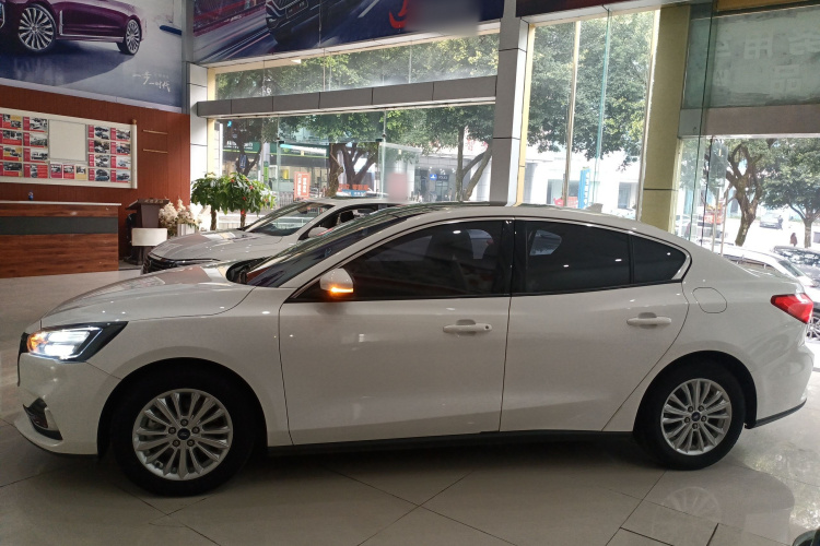 福特 福克斯 2021款 三厢 EcoBoost 180 自动锋潮型车身外观4