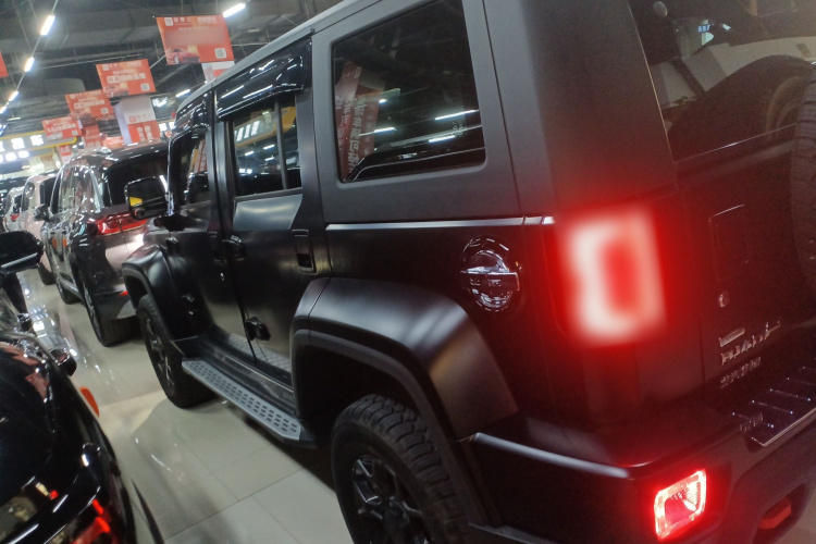 北京越野 北京BJ40 2024款 2.0D 刀锋英雄荣耀版车身外观4