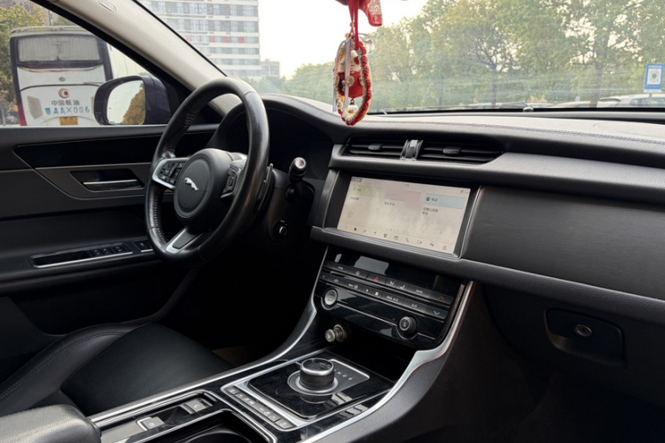 捷豹XFL 2020款 XFL 2.0T P200 两驱赛旗版中控内饰7005