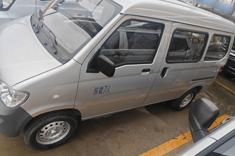 五菱汽车 五菱之光 2023款 1.5L 实用型 5/7座车身外观4