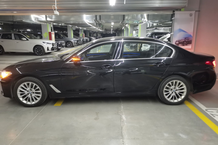 宝马5系 2022款 改款二 525Li 豪华套装车身外观4