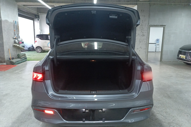 比亚迪 秦PLUS 2023款 冠军版 DM-i 55KM领先型机舱底盘23