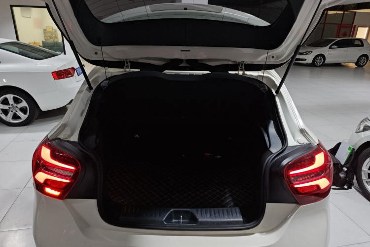 奔驰A级(进口) 2018款 A 200 动感型局部细节23