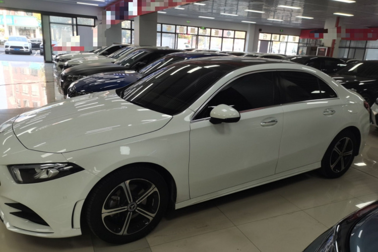 奔驰A级 2022款 改款三 A 200 L 运动轿车时尚型车身外观4