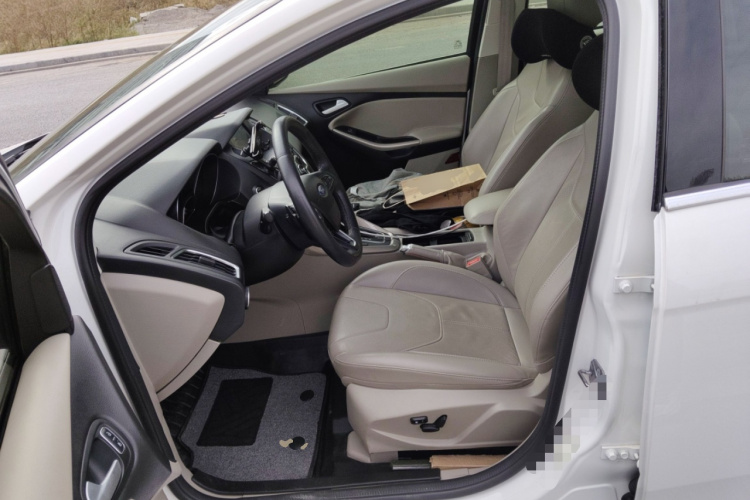 福特 福克斯 2017款 三厢 EcoBoost 180 自动旗舰型中控内饰19