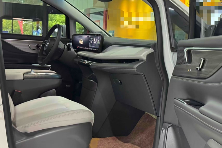 别克GL8 2025款 陆尊 尊享版中控内饰7010