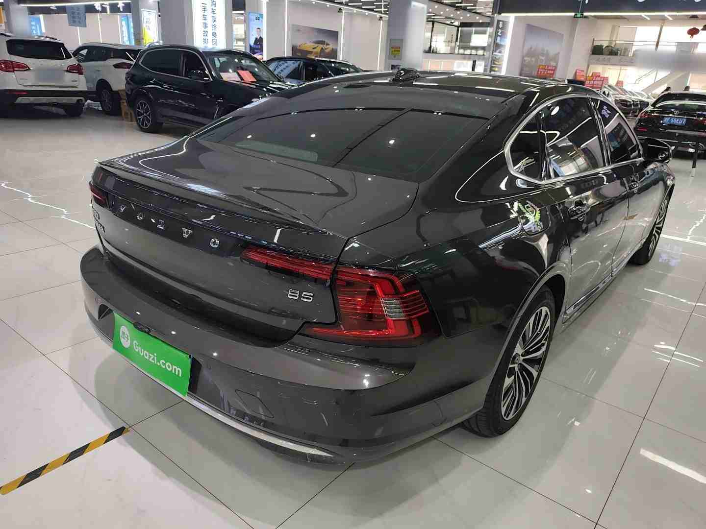 车辆右后45度外观展示
