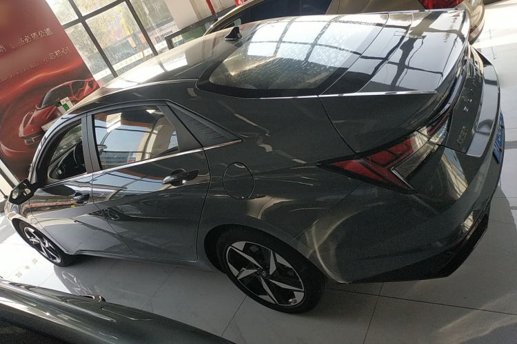 现代 伊兰特 2021款 1.5L CVT LUX尊贵版车身外观4