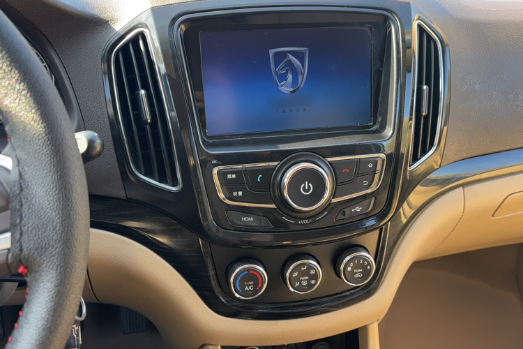 宝骏730 2014款 1.5L 手动舒适型 7座局部细节16