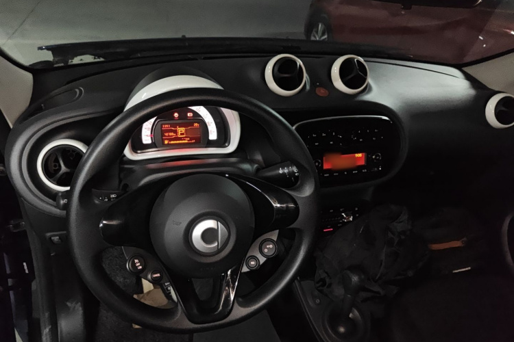 smart forfour 2018款 1.0L 52千瓦灵动版中控内饰12