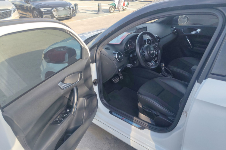 奥迪A1 2016款 30 TFSI Sportback S Line运动版中控内饰20