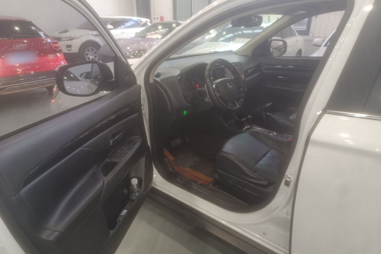 三菱 欧蓝德 2016款 2.4L 四驱精英版 5座中控内饰7003