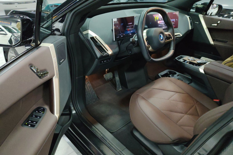 宝马iX 2023款 xDrive40中控内饰20