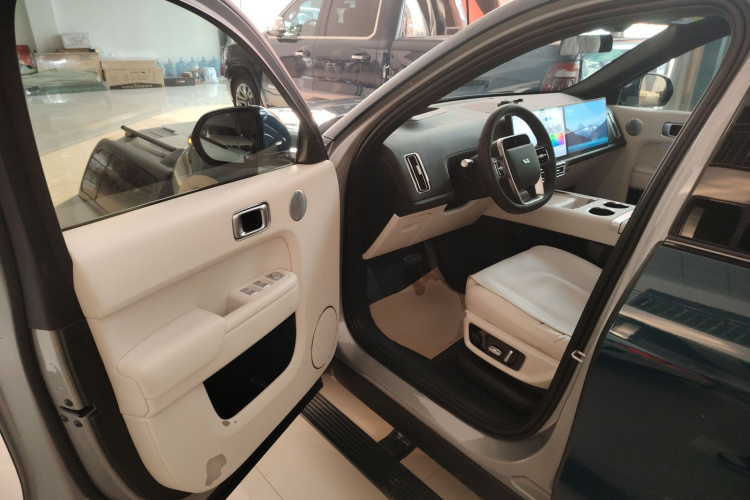 理想汽车 理想L9 2022款 Max中控内饰20