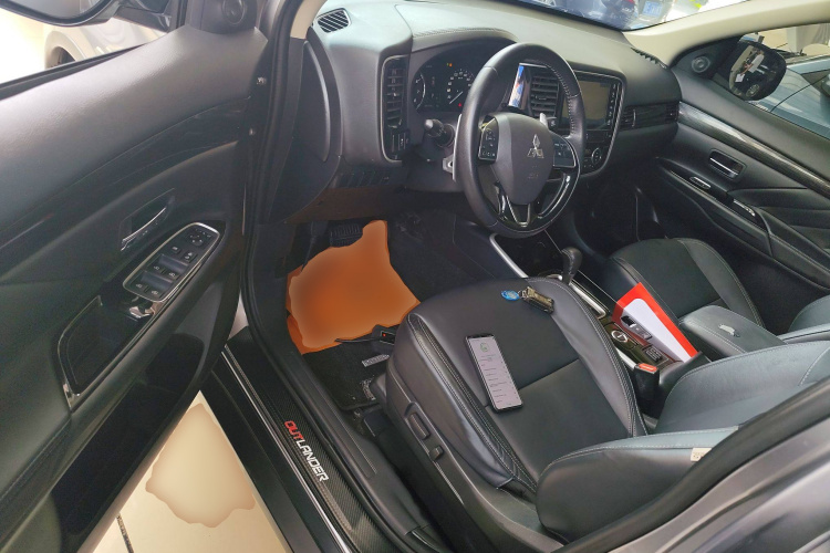 三菱 欧蓝德 2019款 2.4L 四驱致享版 7座 国VI中控内饰20