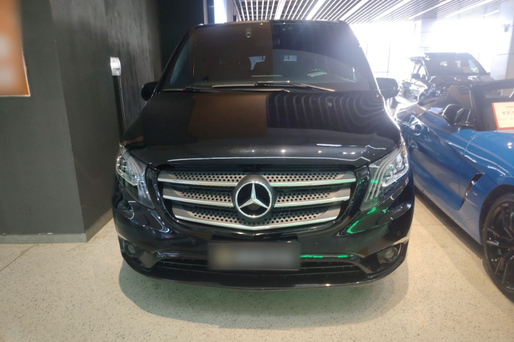 奔驰 威霆 2020款 2.0T 精英版 7座车身外观2